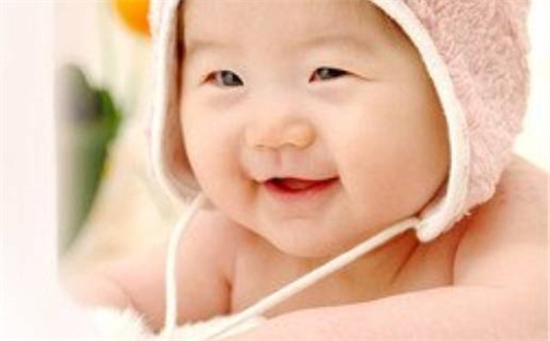 《清新自然的何姓女孩名字解析：五行与个性特点详解》