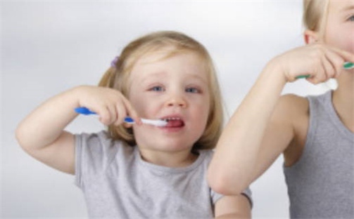 何姓女孩子起名技巧：2026年05月15日生辰八字取名指南